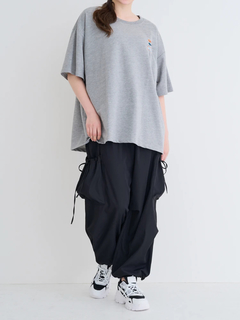 Re-J＆SUPURE(リジェイ＆スプル) |ミニ裏毛ワッペン風プリントTシャツ