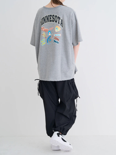 Re-J＆SUPURE(リジェイ＆スプル) |ミニ裏毛ワッペン風プリントTシャツ