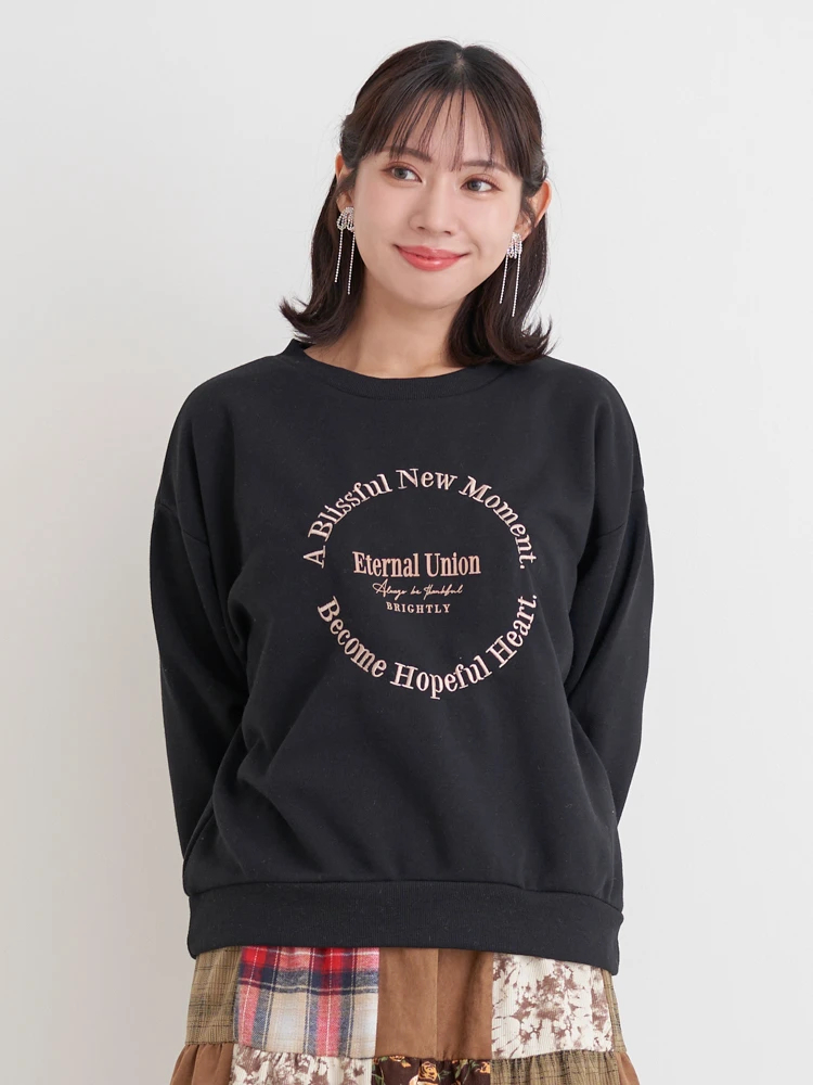 パリオペラロゴ入りSweat round neck - BlackMサイズ サークル刺繍ロゴ裏起毛トップス（大きいサイズ・ぽっちゃり女子向け