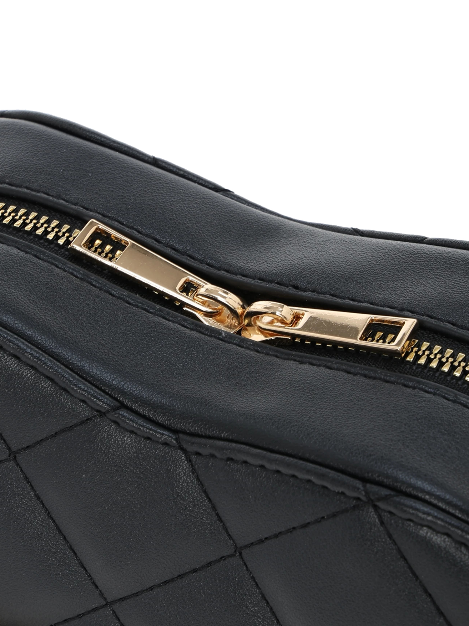 CHANELノベルティ★ハートチャーム付きショルダーバッグ★ チェーンチャーム付きハート型ショルダーバッグ / LUDIC PARK（ル