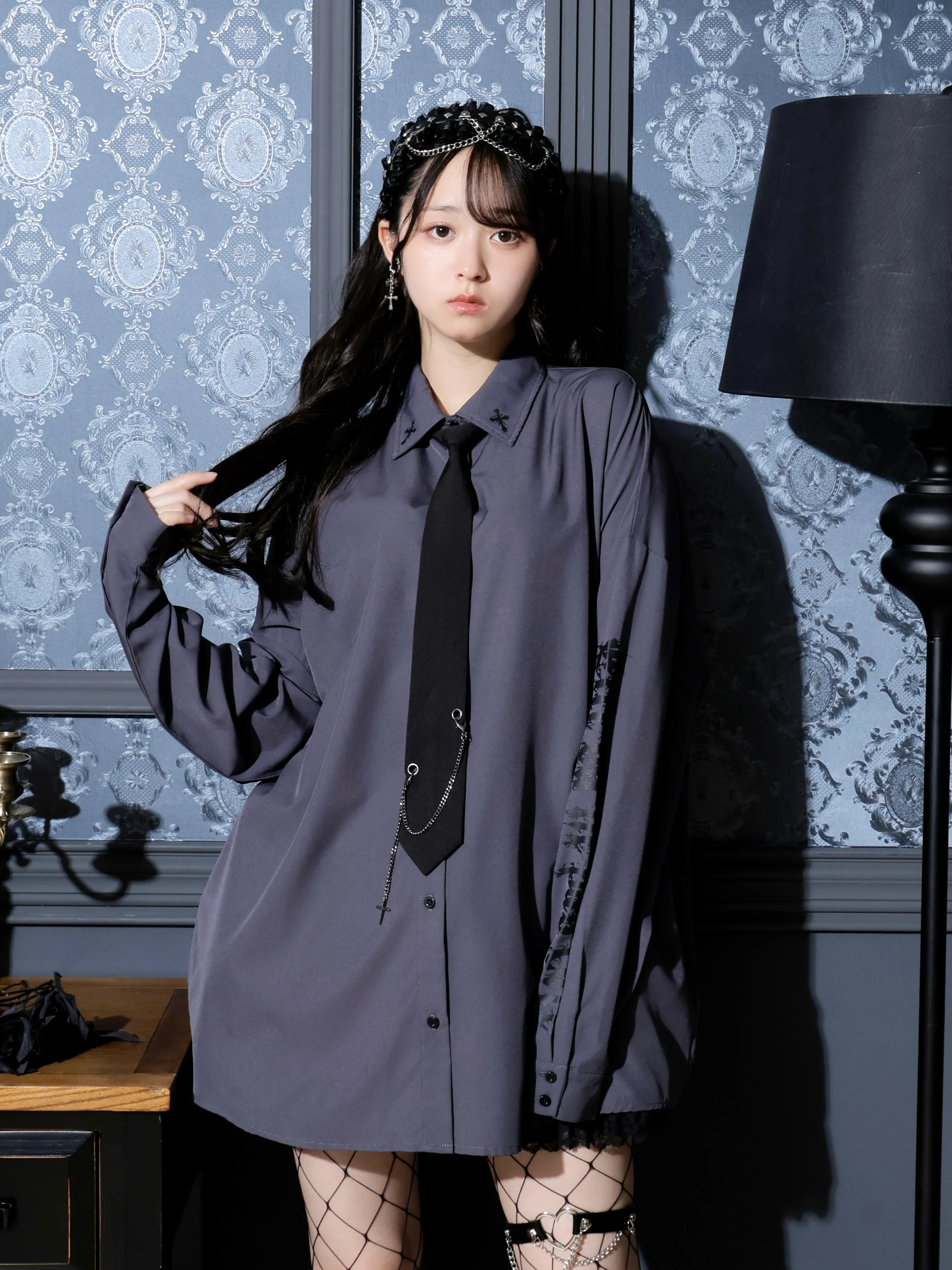 ネクタイ付きユニセックスシャツ（シャツ・ブラウス｜黒・オフホワイト