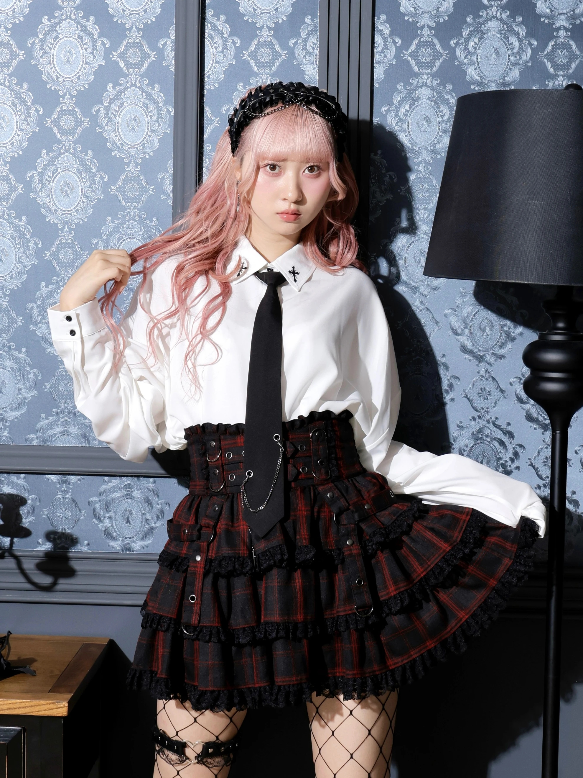 ネクタイ付きユニセックスシャツ（シャツ・ブラウス｜黒・オフホワイト