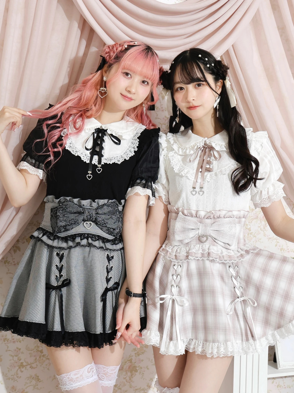 お嬢さんシアーチェックハートチャームレースアップカットソー