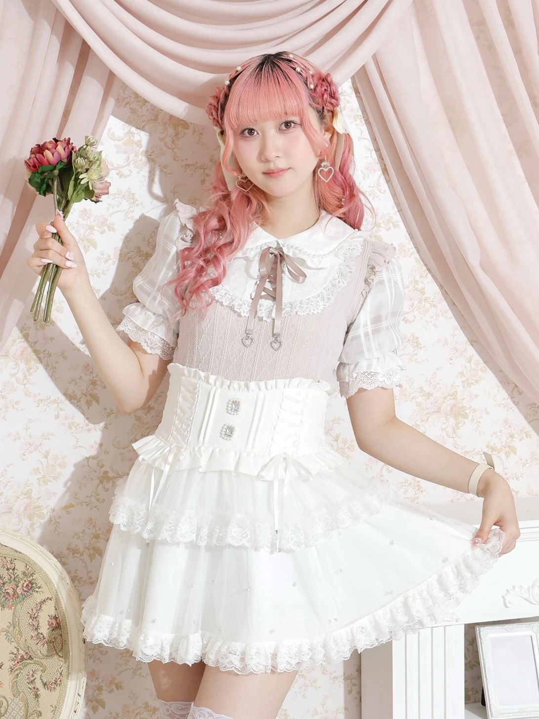 お嬢さんシアーチェックハートチャームレースアップカットソー