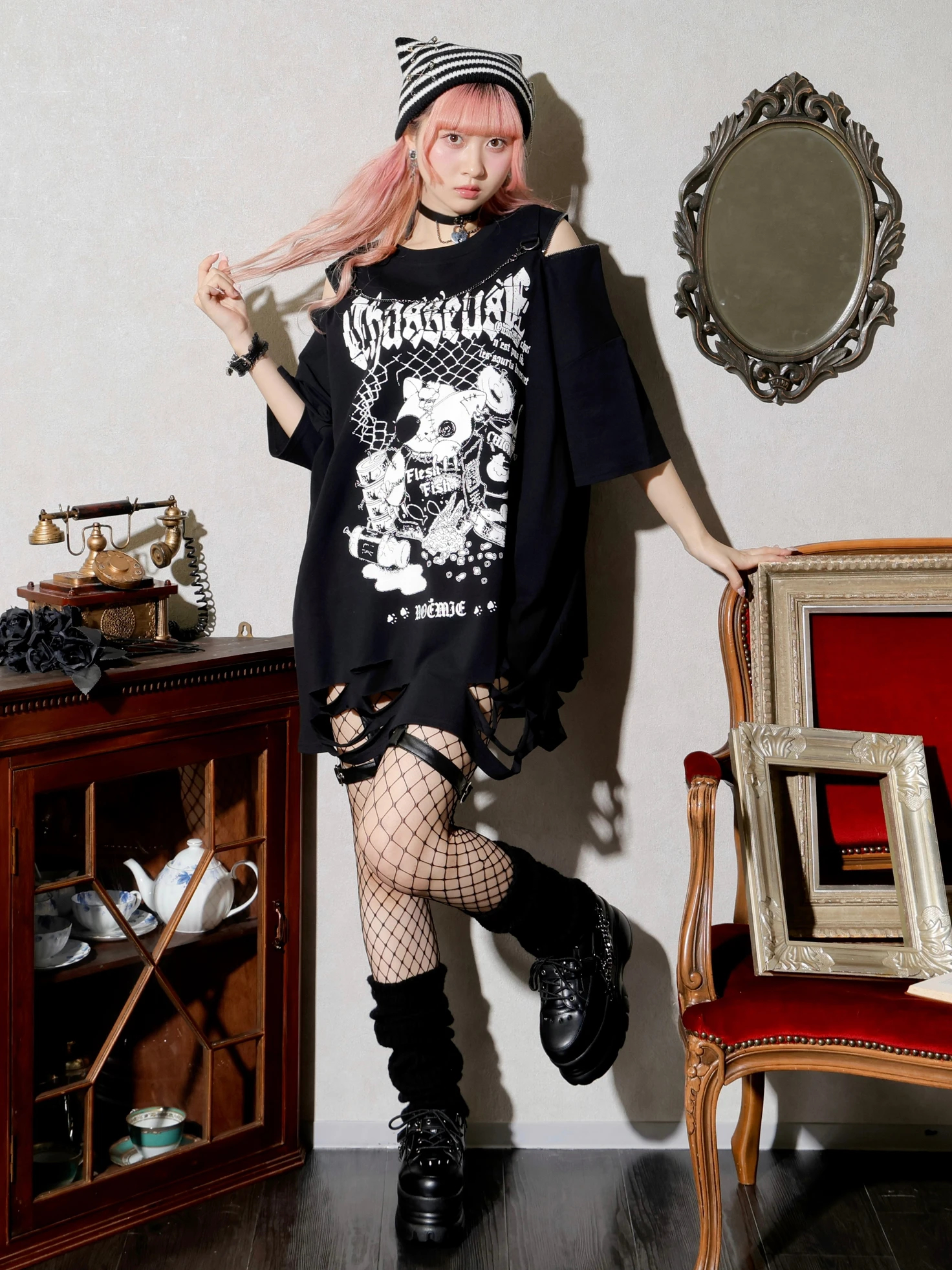 病みねこチェーンダメージユニセックスＴシャツ NOEMIE｜病みねこチェーンダメージユニセックスTシャツ