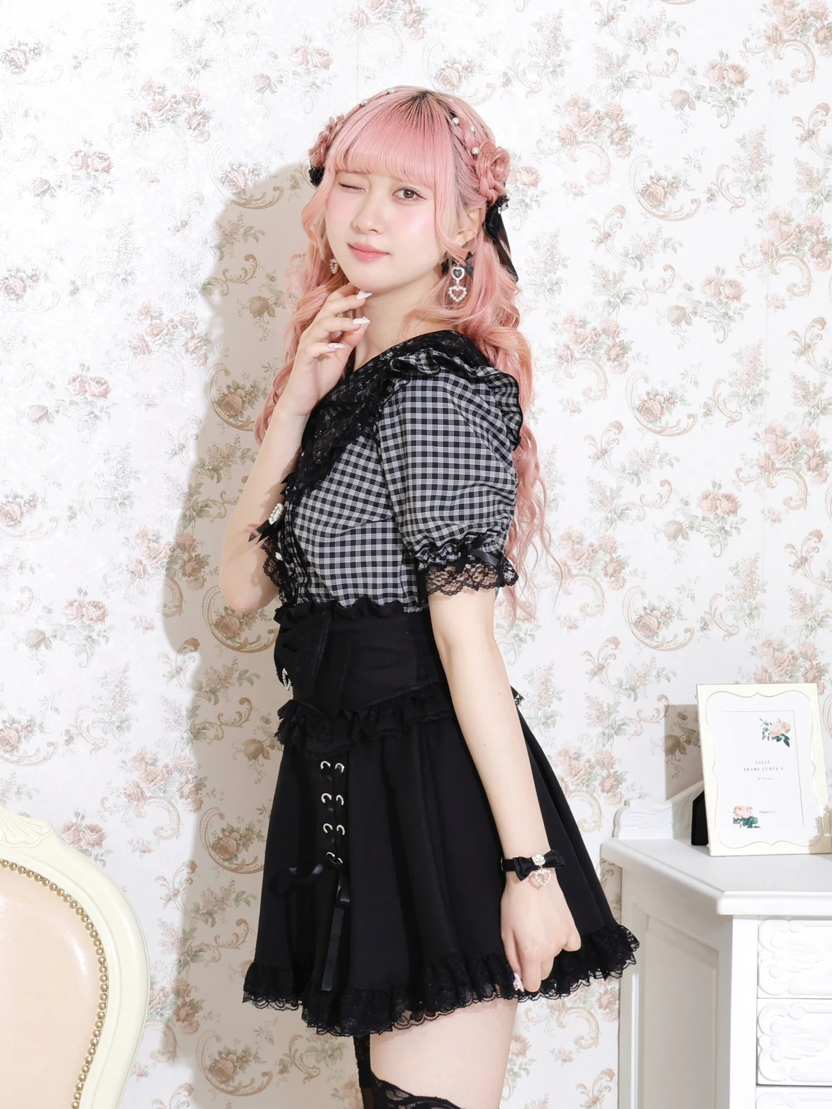 NOEMIE ハートチャームリボンカラーブラウス 黒 キラキラハートチャームリボンセーラーブラウス（シャツ