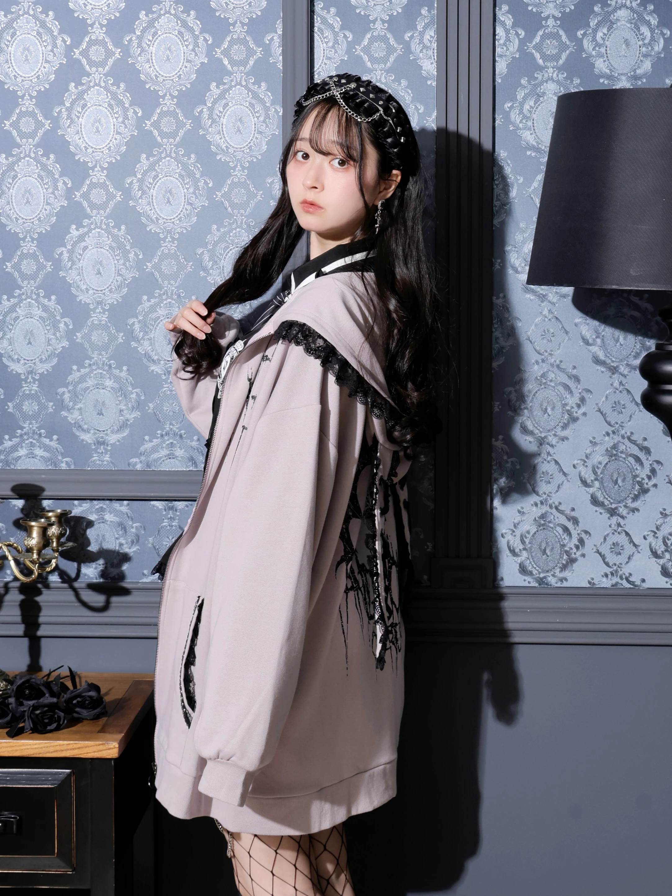 【茉里子と摩利華】カールヘルム 缶 パッチワーク ジップパーカー うさ耳フリルレースアップ裏毛ジップパーカー（パーカー｜ピンク・黒