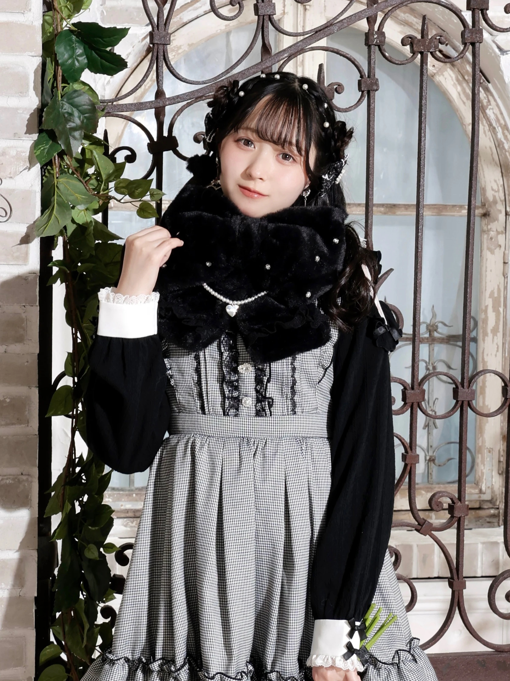 特価 ヴァレンティノ マフラー 薔薇 ビジュー付き 色:GREIGE 特価 ヴァレンティノ マフラー 薔薇 ビジュー付き 色:GREIGE