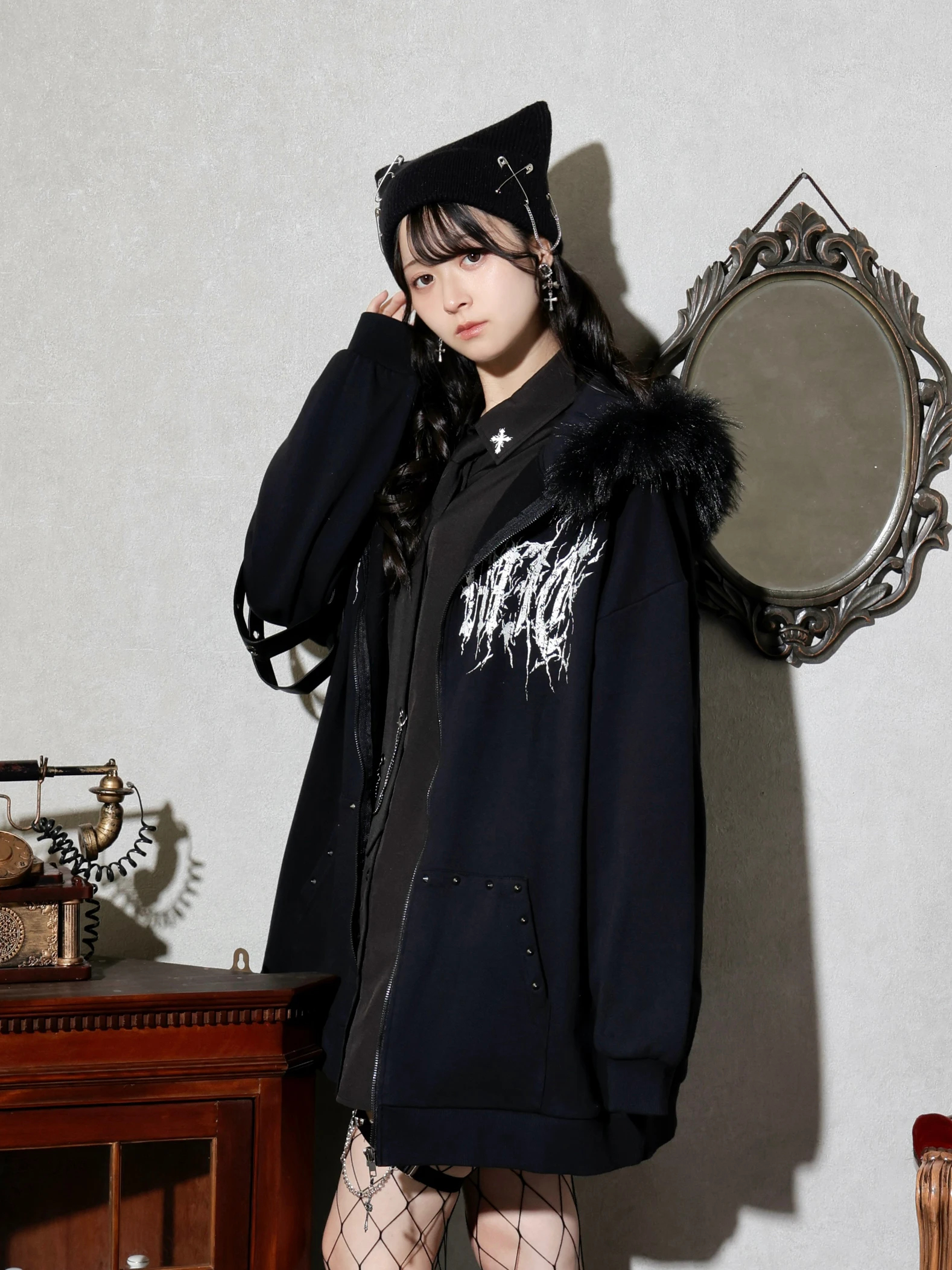 ブラックファーユニセックス裏毛ジップパーカー（パーカー｜黒・濃