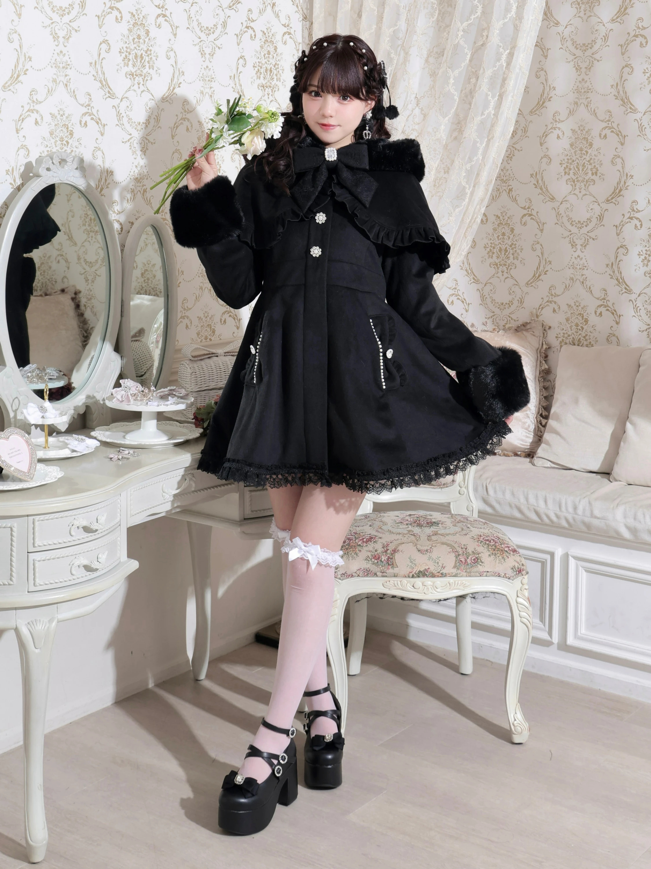 ケープフリルドーリーフレアコート（コート｜オフホワイト・ピンク・黒