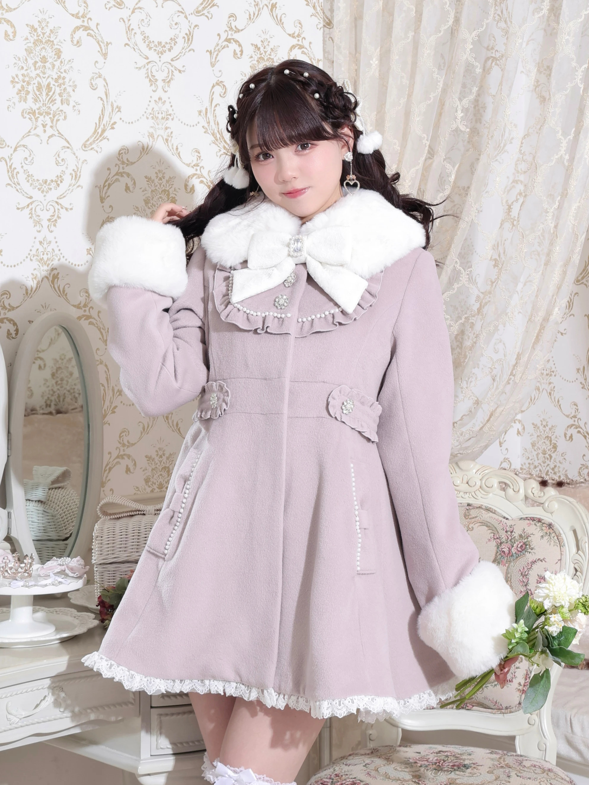 レディース　新作　新品　安い　かわいい　レース　ラシャ　フリル　ふんわり　くるみボタン　レディースコート　個性　アウター ヨークフリルドレッシープリンセスコート（コート｜オフホワイト