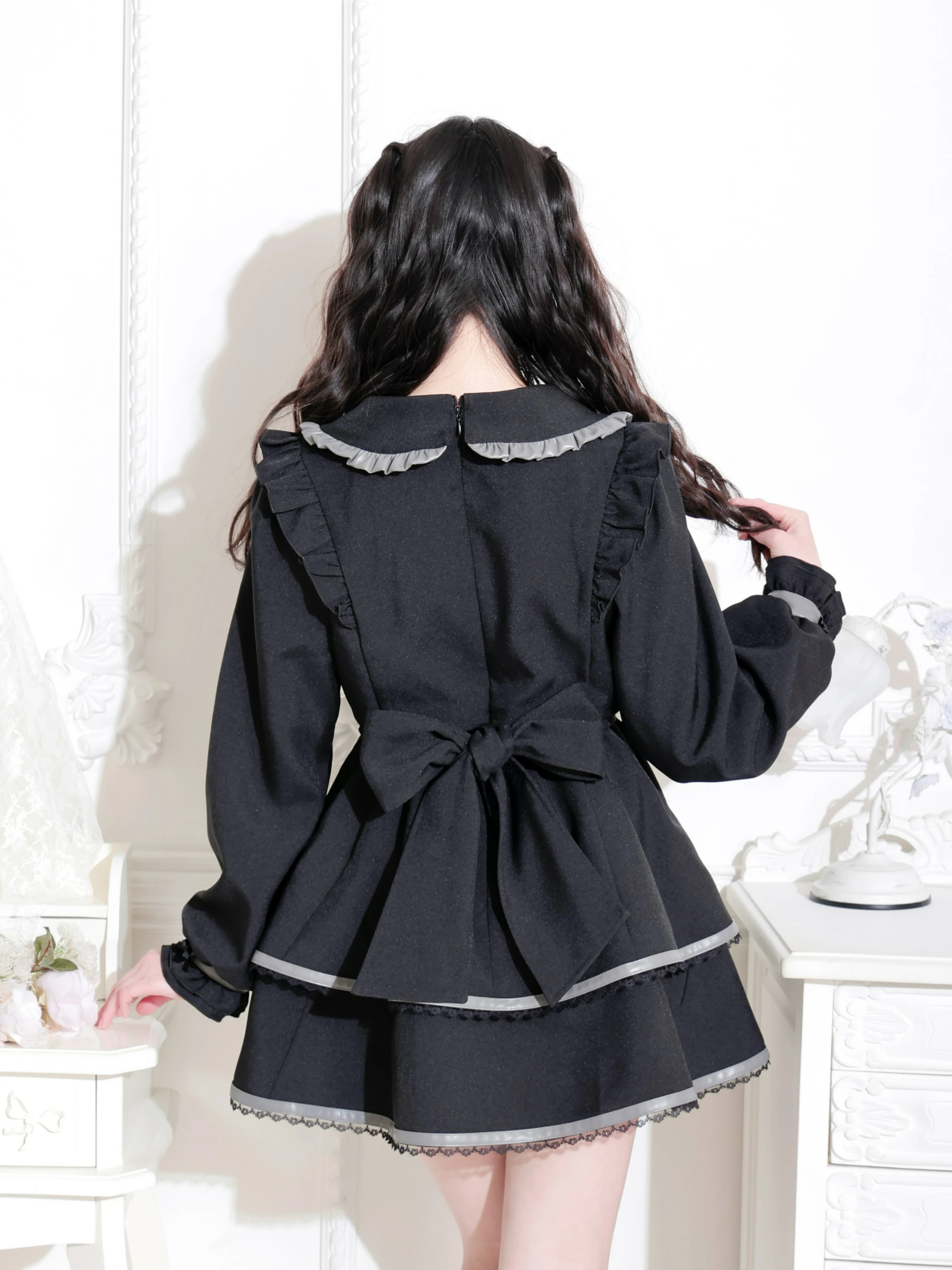 フェイクレザーフリルドーリーワンピース（ミニワンピース｜A柄・黒