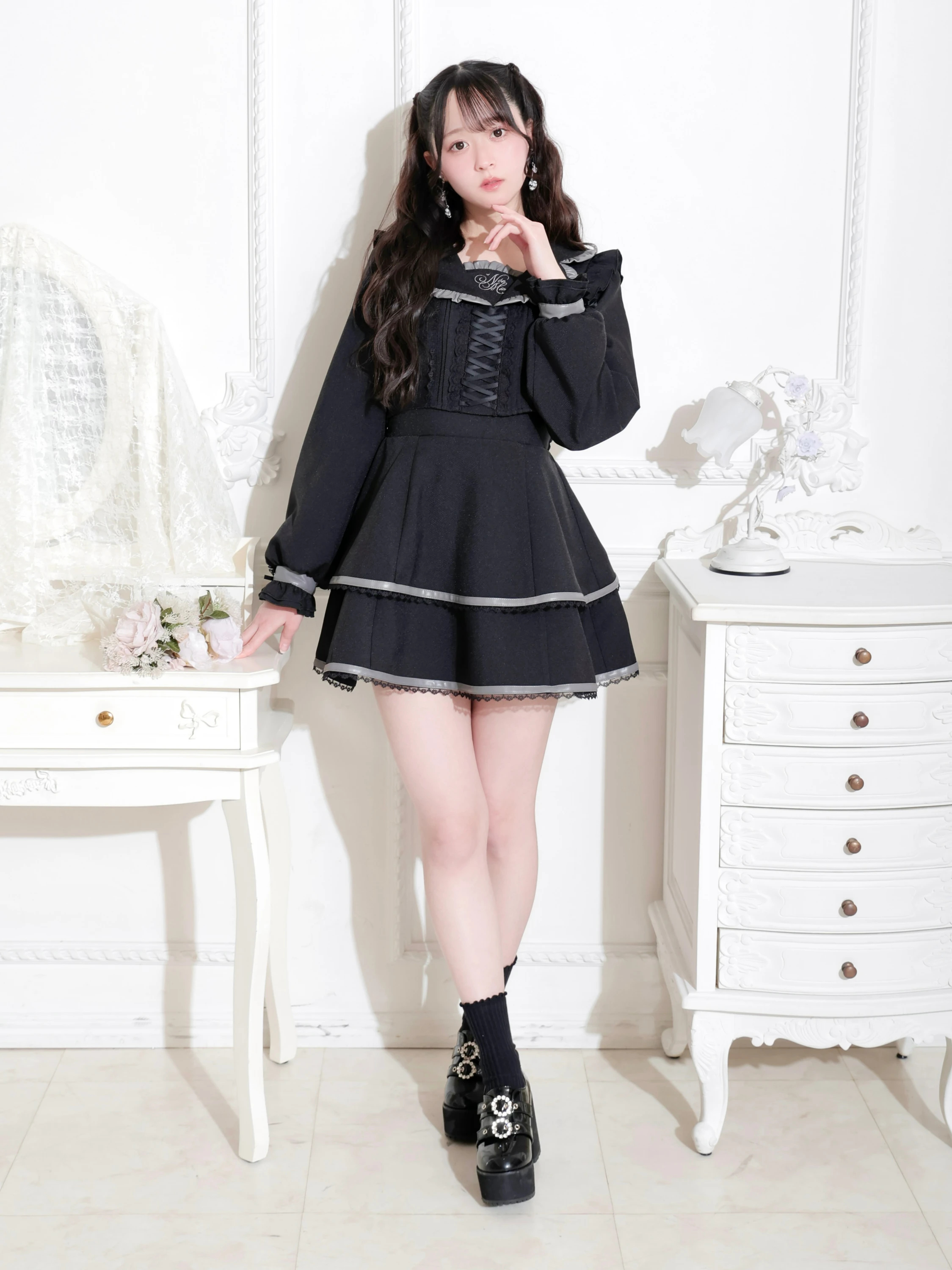 フェイクレザーフリルドーリーワンピース（ミニワンピース｜A柄・黒