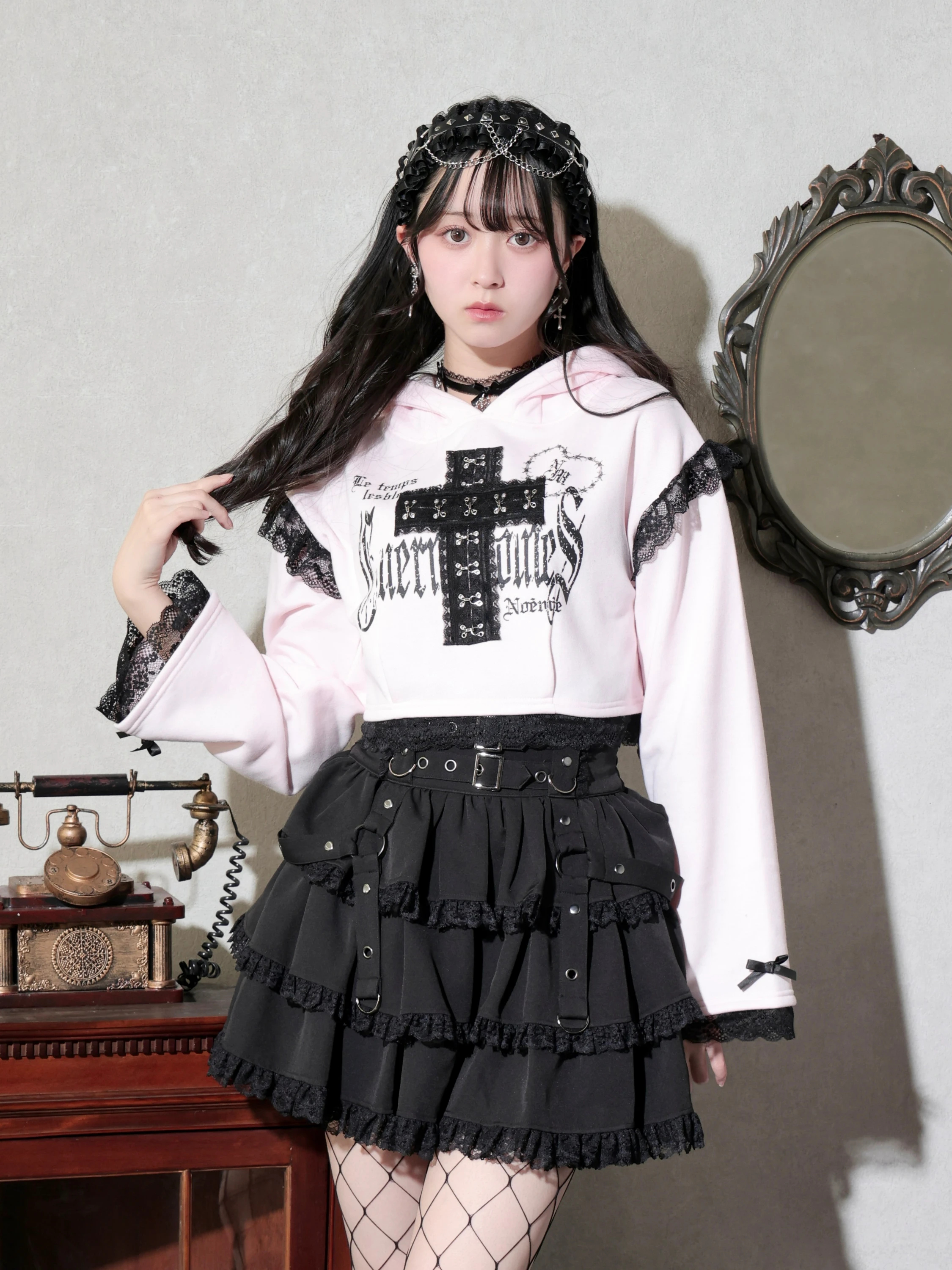 うさ耳ゴシッククロスショートパーカー（パーカー｜オフホワイト・黒