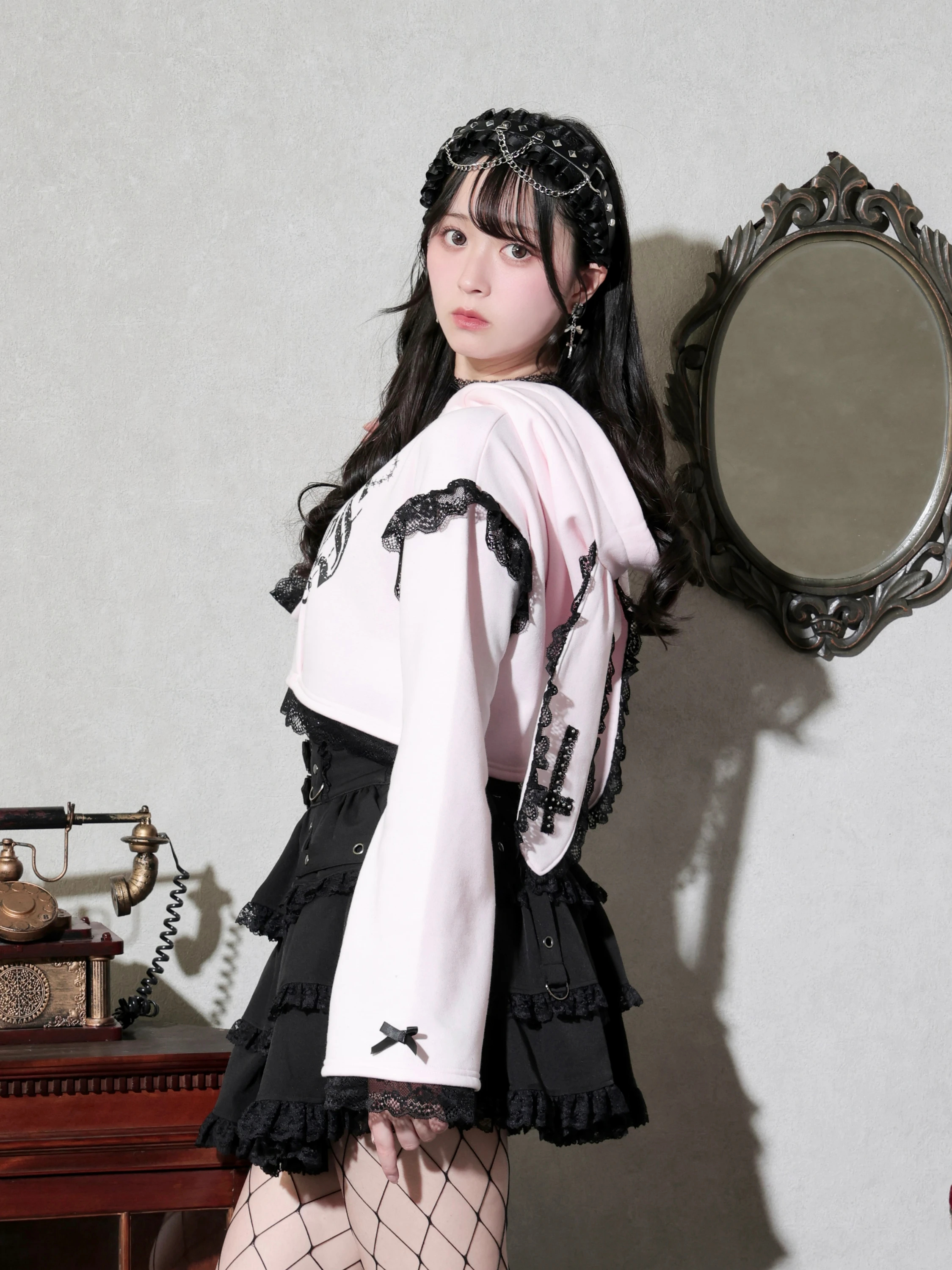 うさ耳ゴシッククロスショートパーカー（パーカー｜オフホワイト・黒