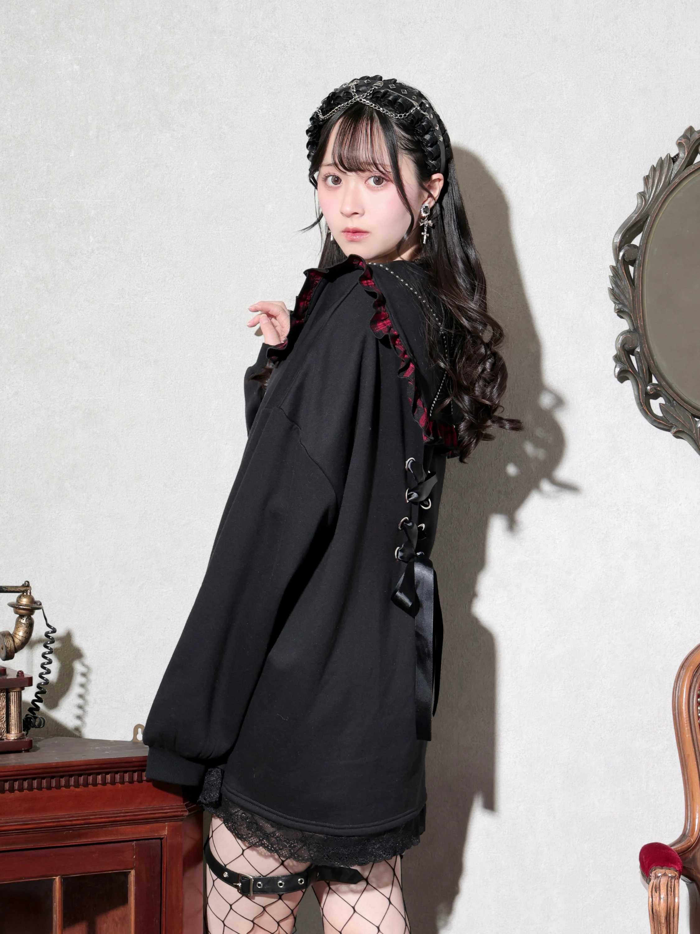 スタッズバックスピンドルセーラーチュニック（チュニック｜黒・赤